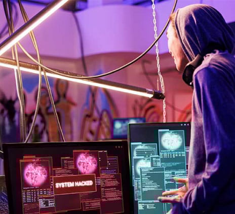 Pessoa com computador em uma sala vermelha