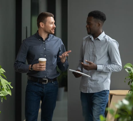 dois caras conversando enquanto caminha 