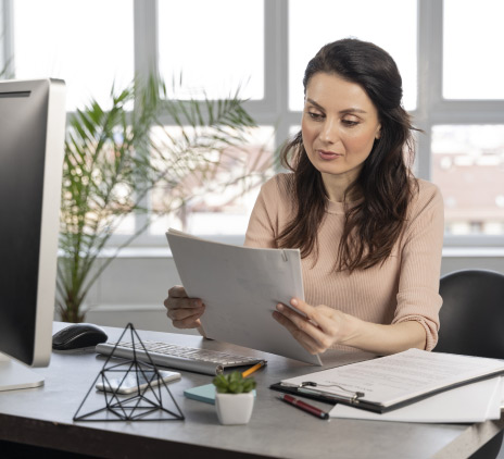 mulher mexendo no pc 