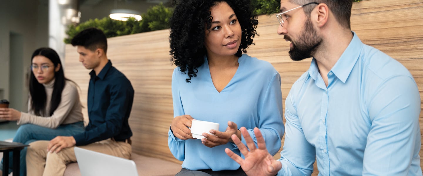 Colegas de trabalho debatendo assuntos trabalhista