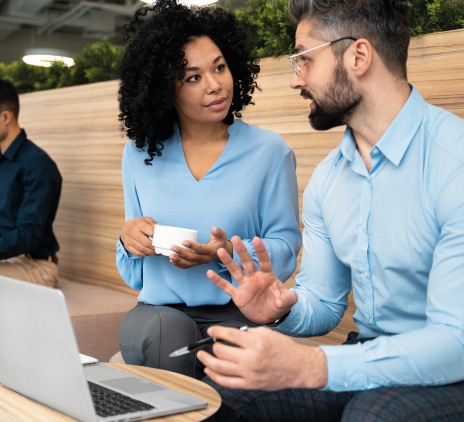 Colegas de trabalho debatendo assuntos trabalhista 