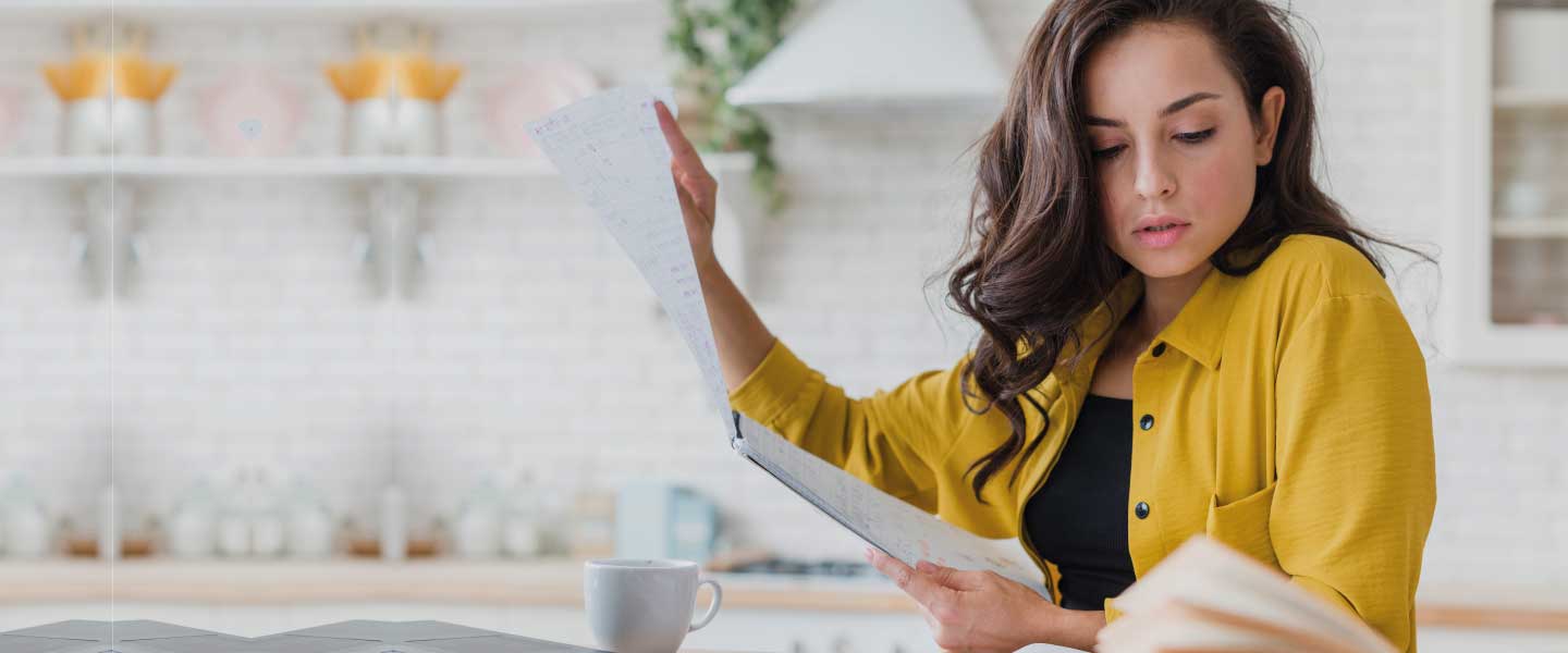 Mulher analisando documentos