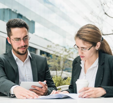 Jovem, homem negócios, e, executiva, sentando, em, ao ar livre, café, olhar, documento