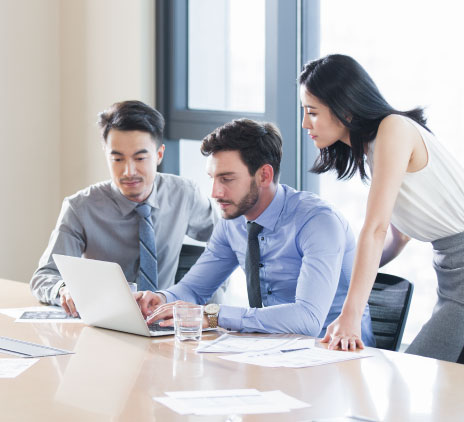 Empresários chineses falando na sala de reuniões