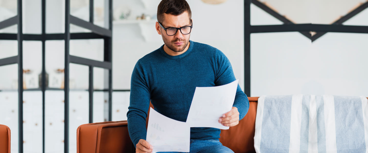Homem serio lendo documentos