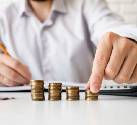 Homem fazendo comissão vista frontal