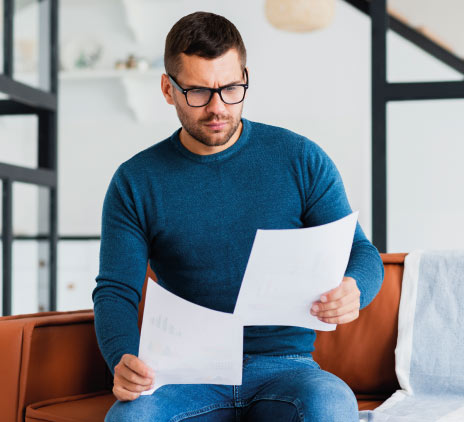 Homem serio lendo documentos 