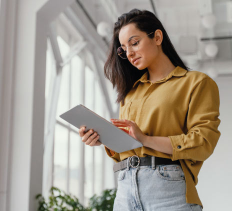 Jovem empresária verificando seu tablet com espaço de cópia