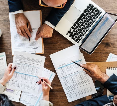 Grupo de pessoas de negócios, tendo uma reunião