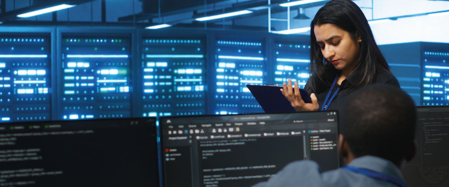 Supervisor a realizar uma inspeção no centro de servidores a monitorizar o consumo de energia