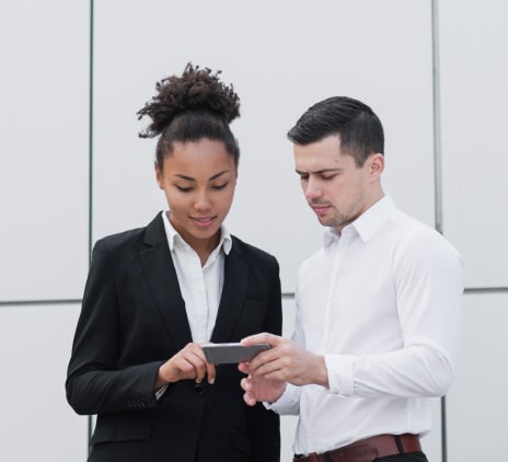 Dois funcionários analisando tablet