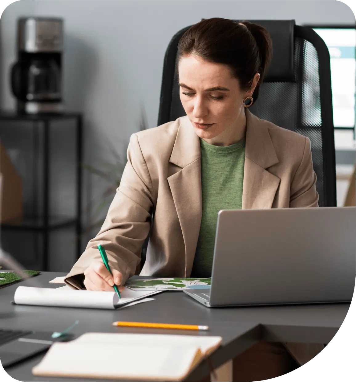 Mulher focada em computador 