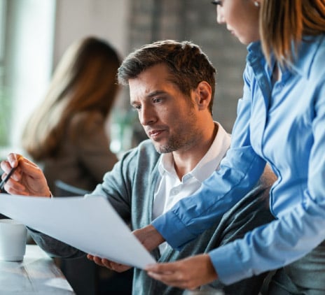 pessoas trabalhando em escritório