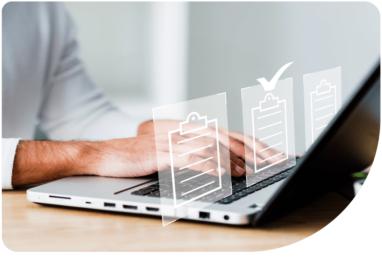 homem analisando arquivos 