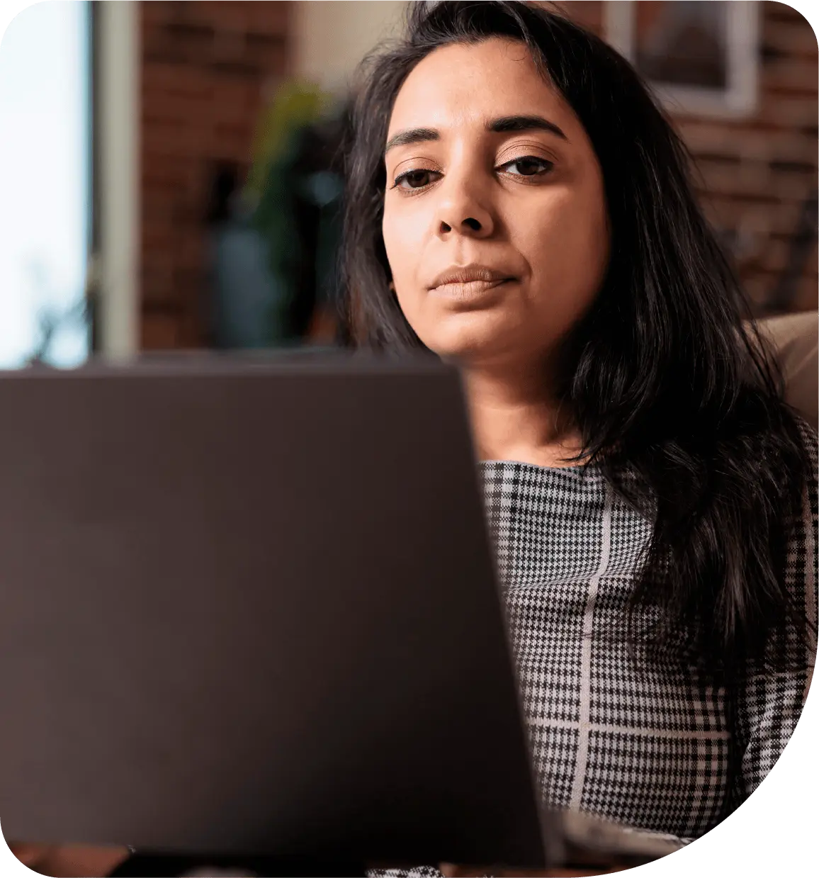 Mulher em frente a tela