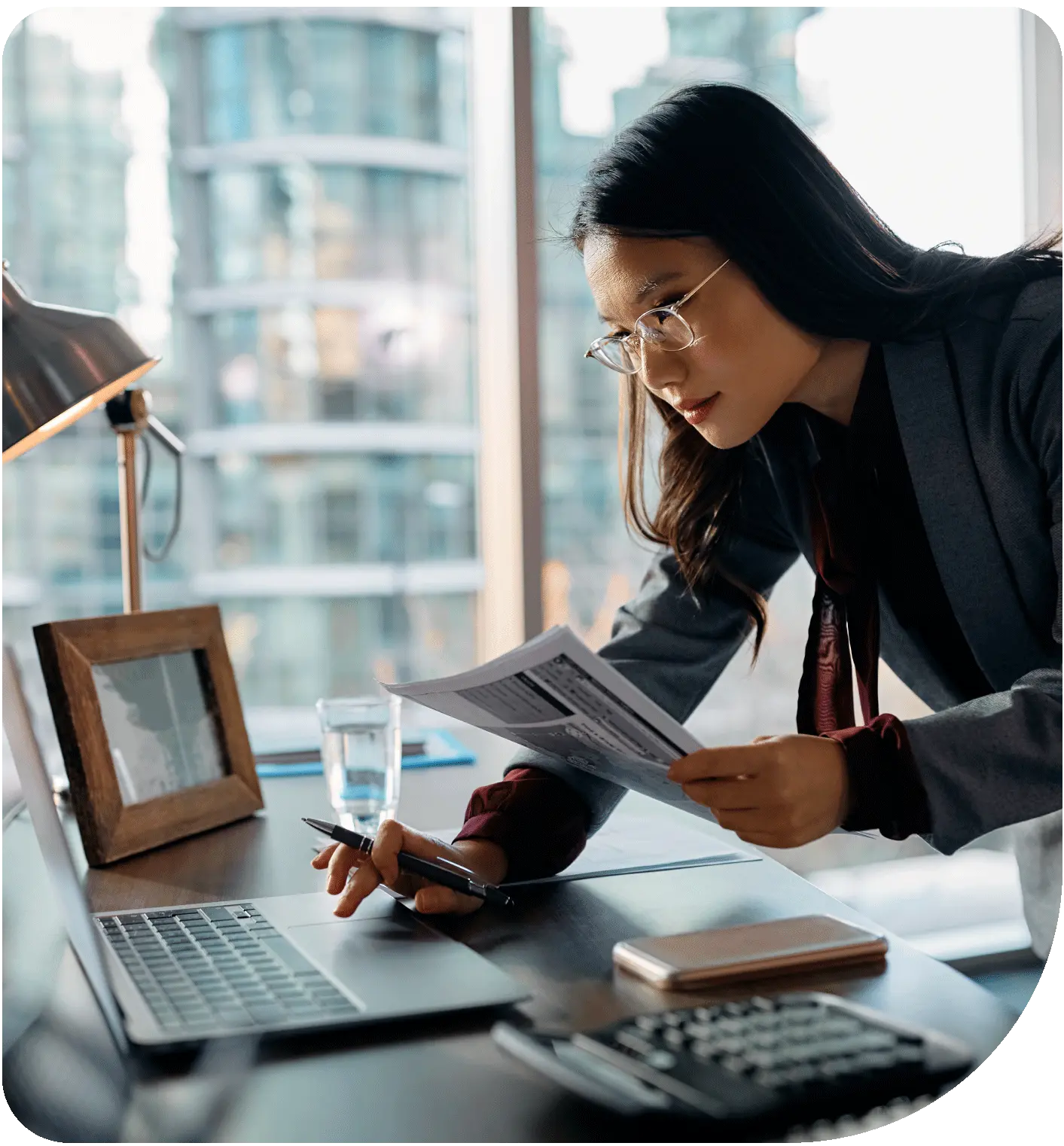 Mulher analisando pc