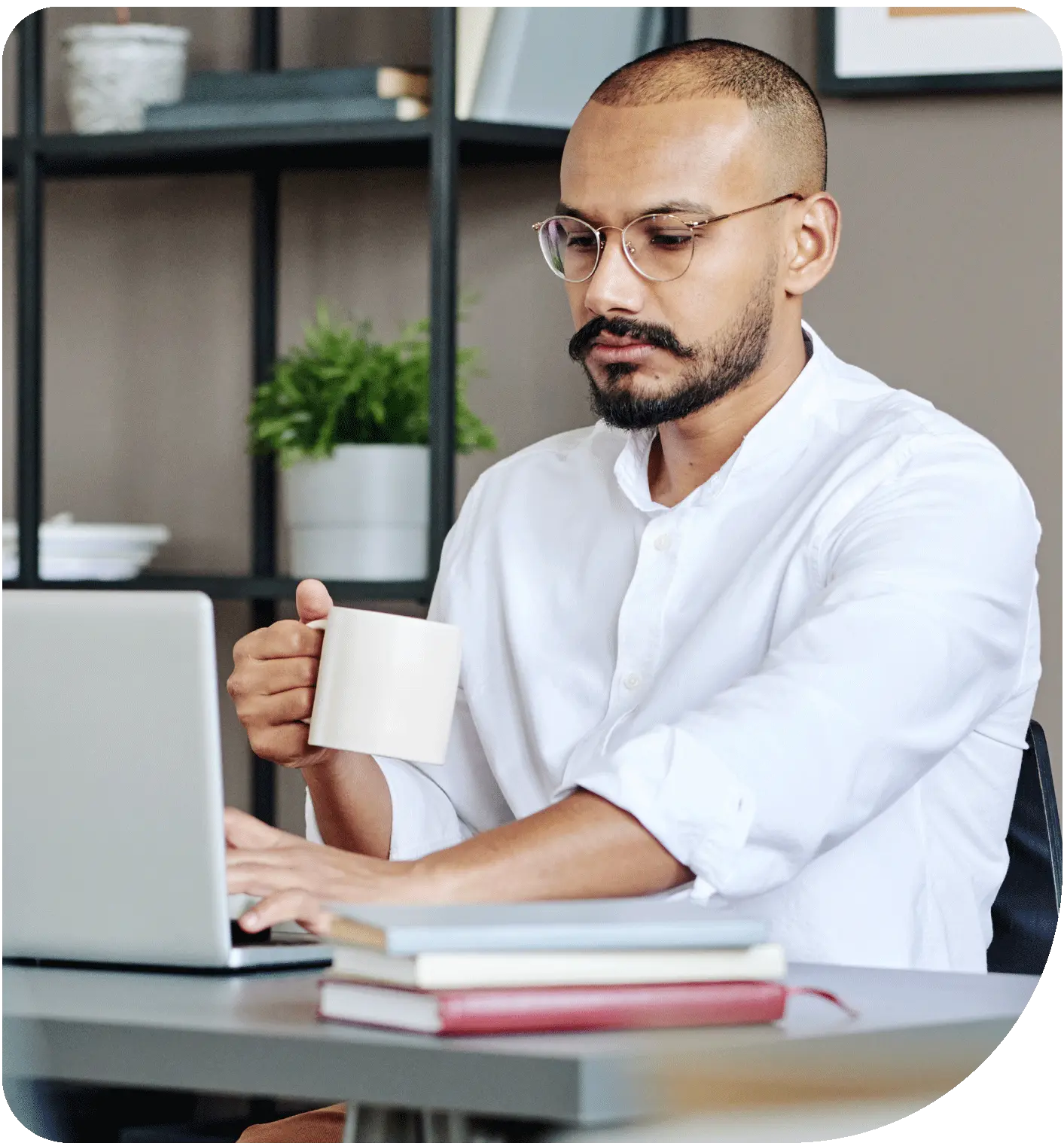 homem serio em frente ao computador