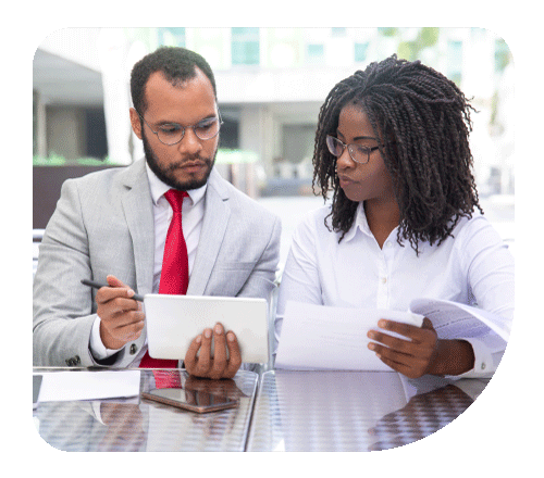 Homem e mulher lendo papel