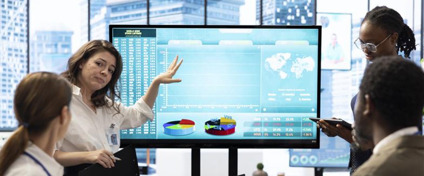 Equipe em frente a tela de apresentação