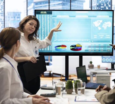 Equipe em frente a tela de apresentação 