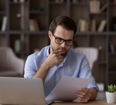 Homem sentado mexendo no computador 