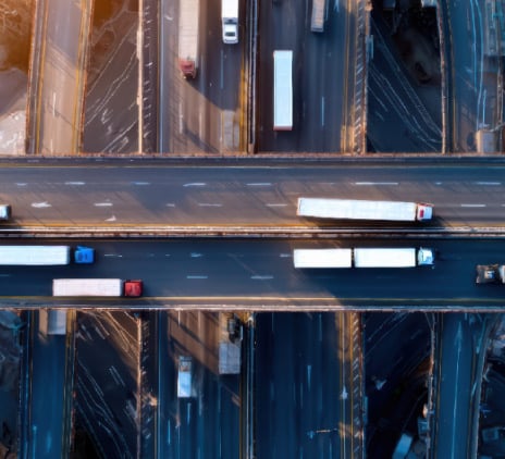 rodovia com alguns caminhões e carros 
