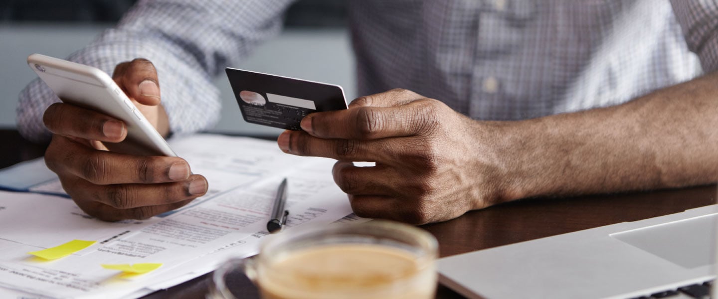 Pessoa com cartão de credito na mão