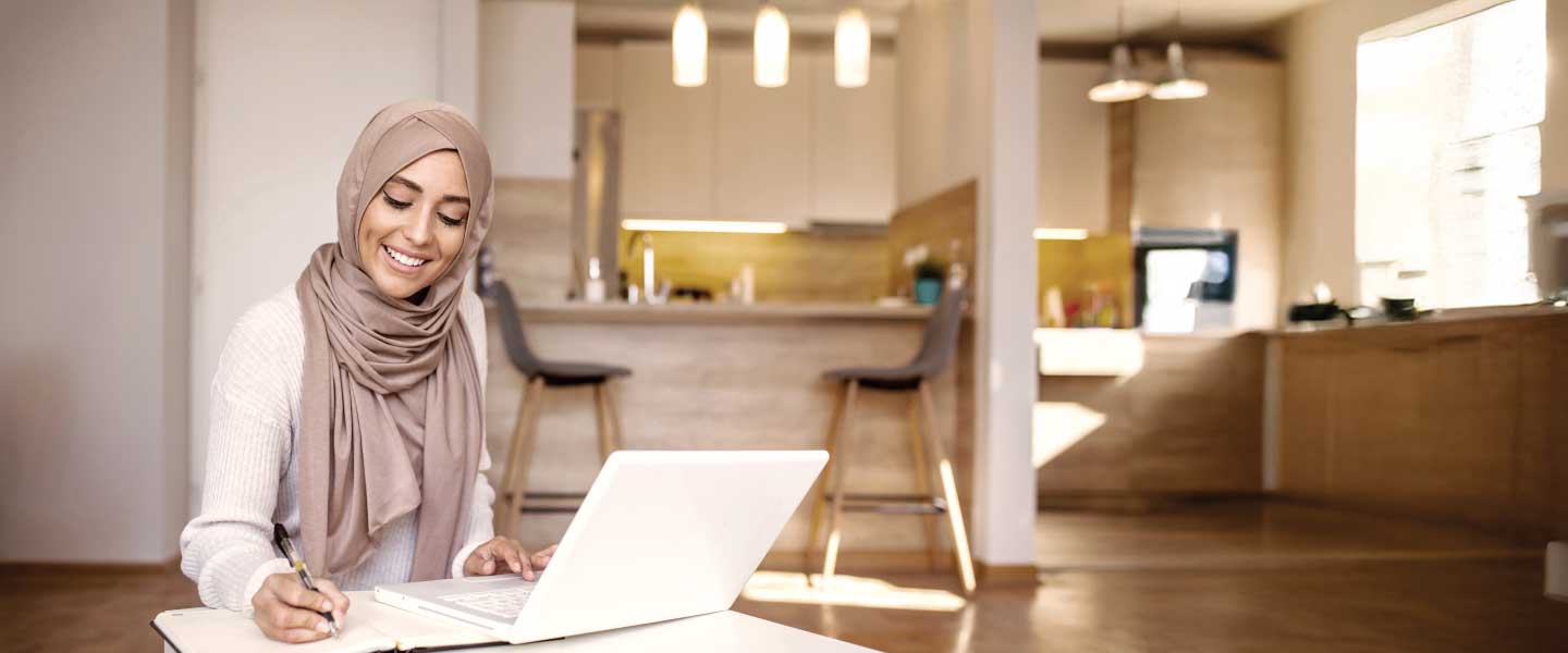 mulher fazendo anotações no notebook