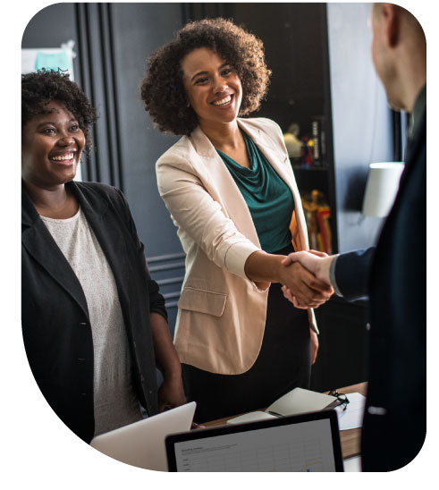 Parceiros de negócios, apertando as mãos de acordo