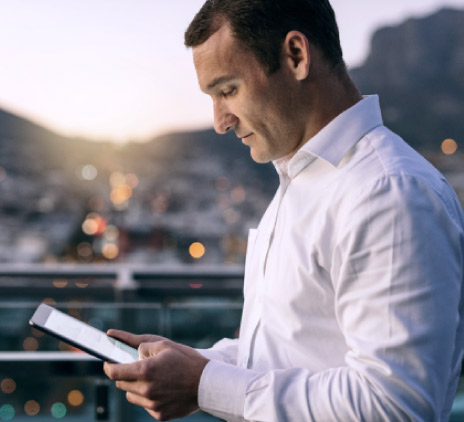 homem olhando tablet sozinho 