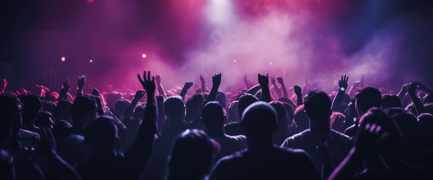festival com varias pessoas e luzes 