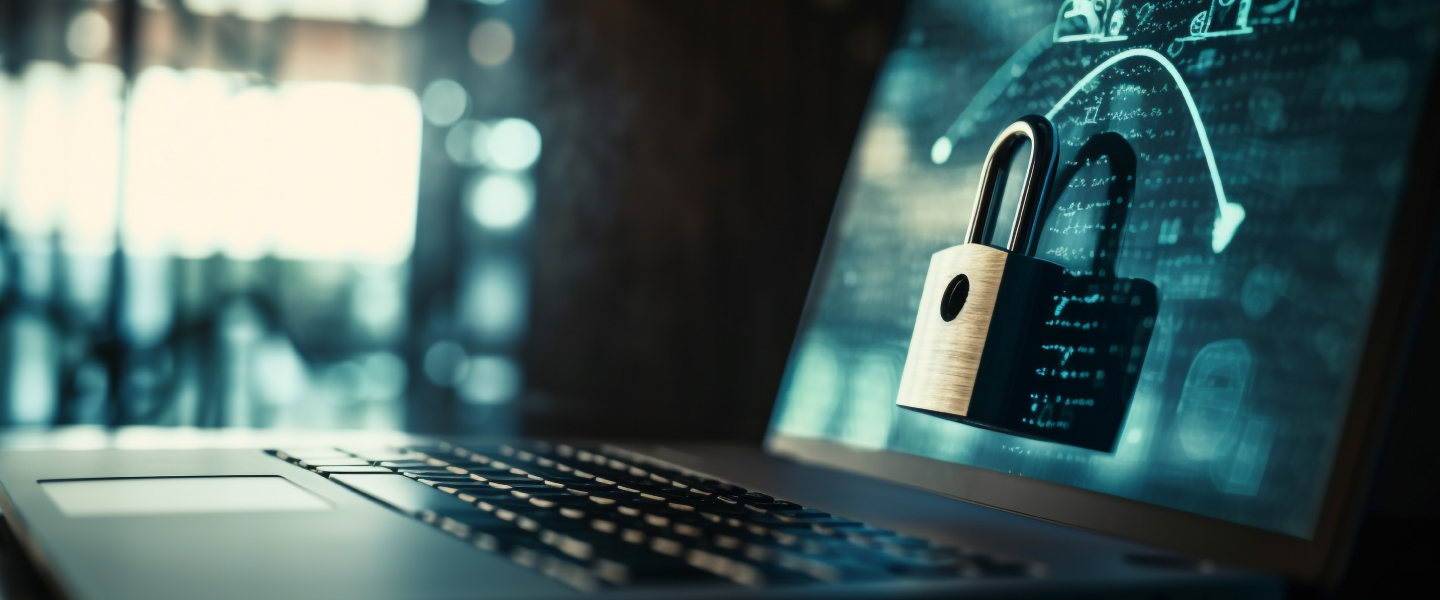 Computador e cadeado de segurança