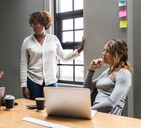 Entenda por que a maternidade ainda impacta mulheres na liderança