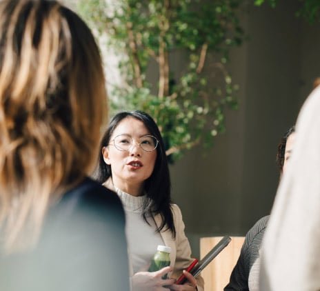 mulher e equipe conversando na sala