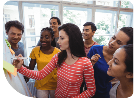 Executivo de negócios explicando seus colegas no whiteboard