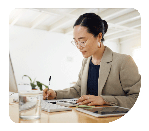 Moça analisando dados