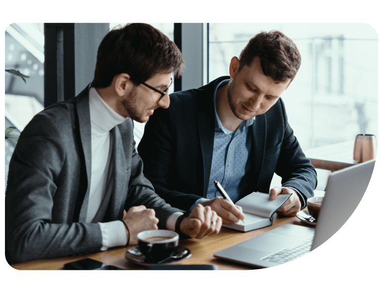 dois jovens conversando, em frente ao notebook