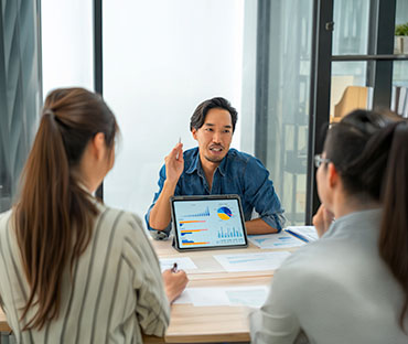 Equipe em uma sala conversando 