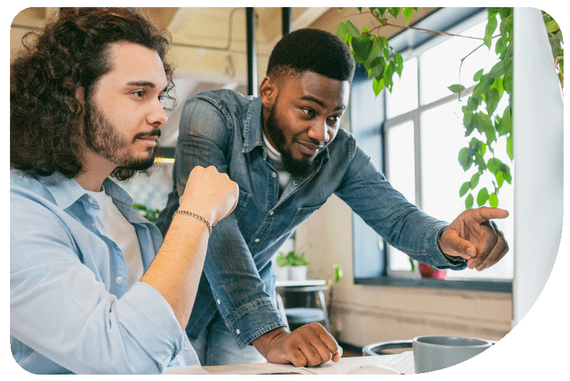 Equipe analisando computador 