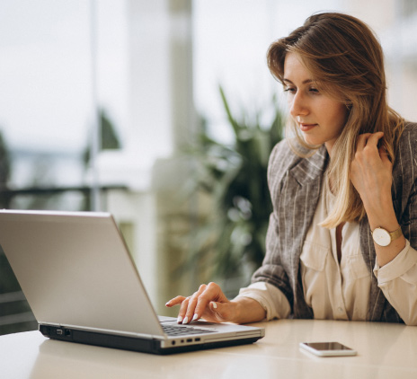 portrait-business-woman-working-laptop