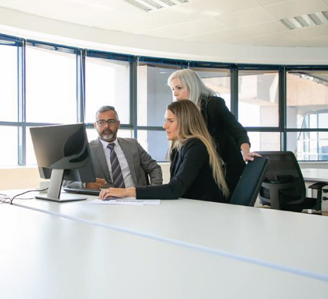 Equipe reunida conversando em frente ao PC