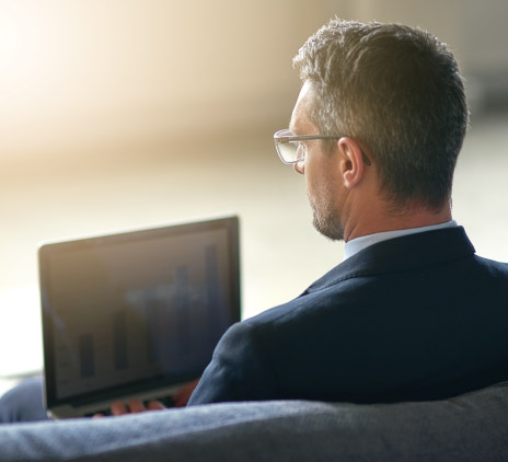 visão das costas de um homem com notebook