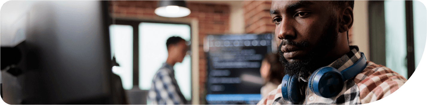 homem jovem analisando pc