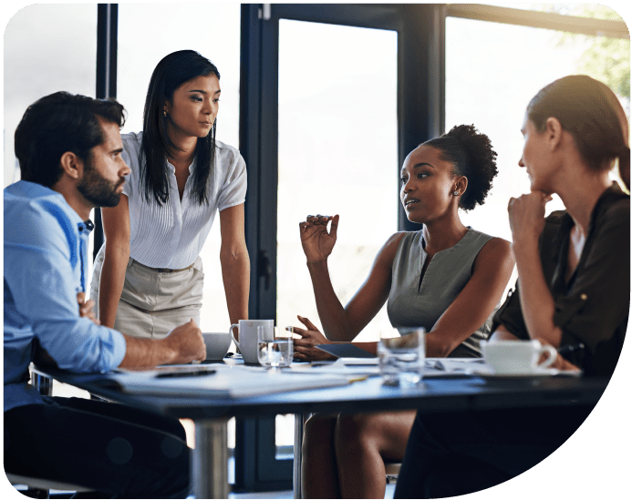 Reunião com equipe diversificada 