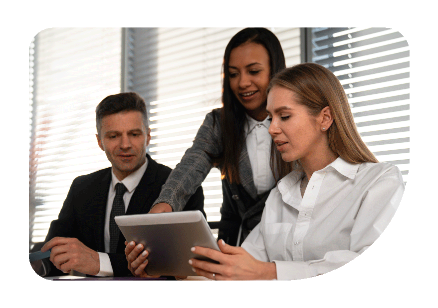 pessoas reunidas em reunião 