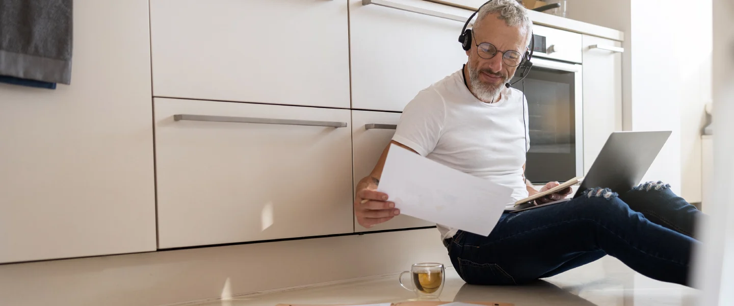 Homem trabalhando de forma remota