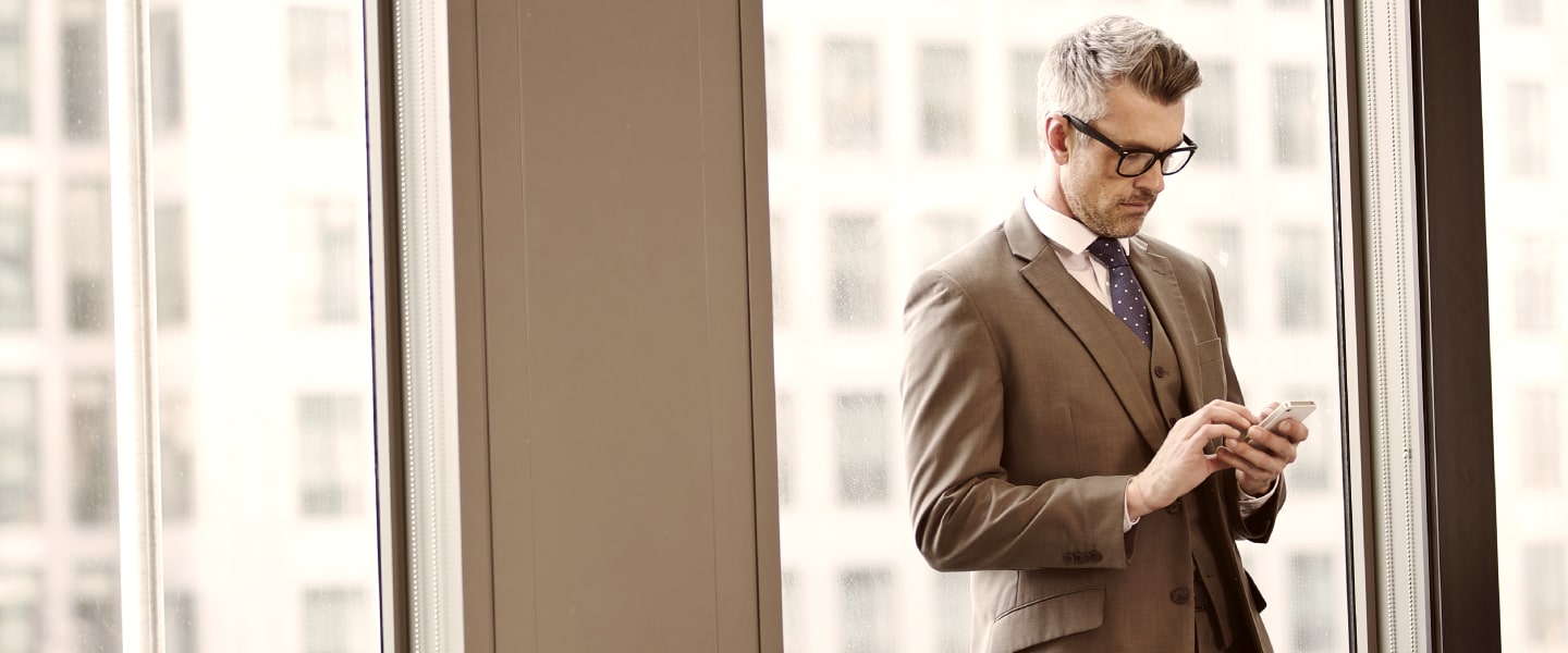Homem empresario com notebook na mão