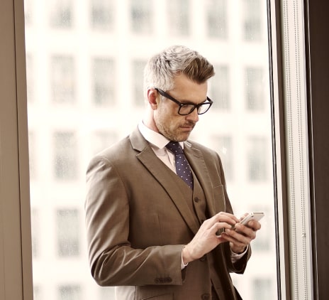 Homem empresario com notebook na mão 