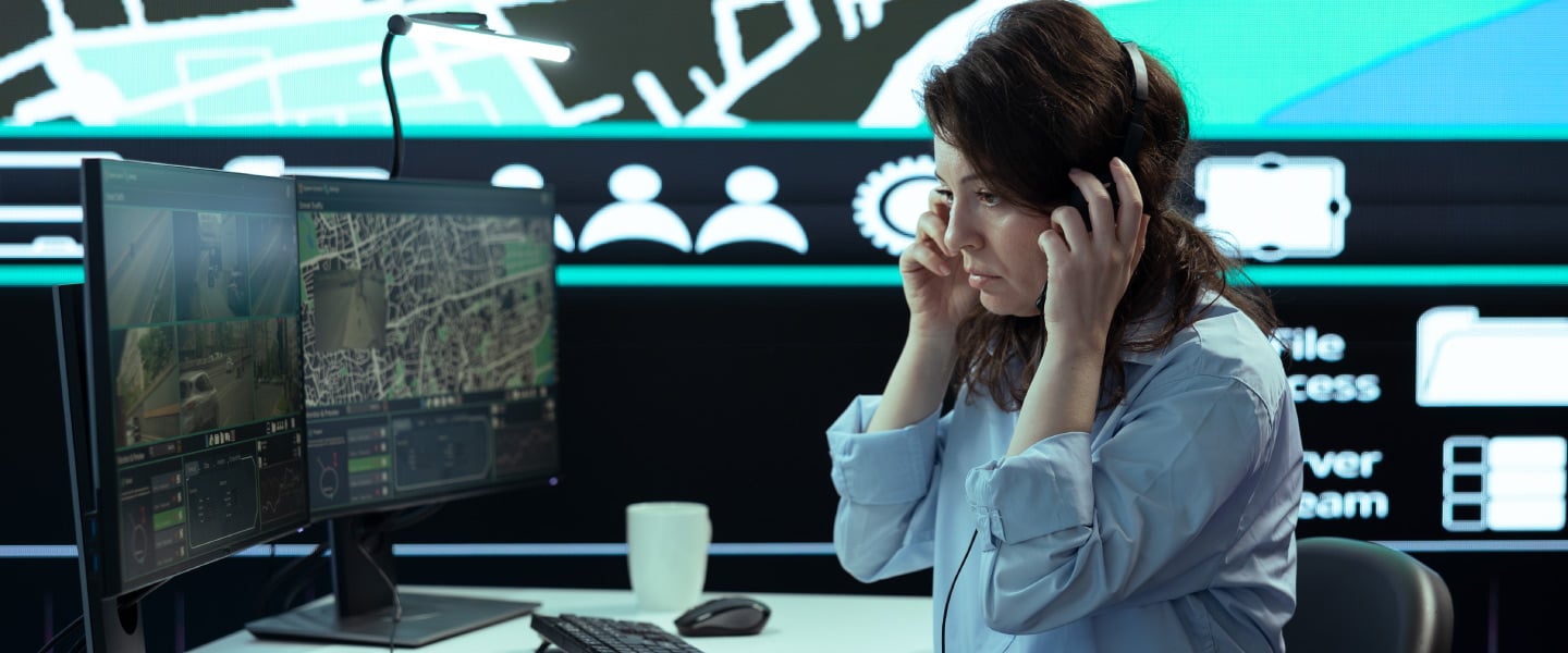 Mulher branca em frente a uma tela de computador