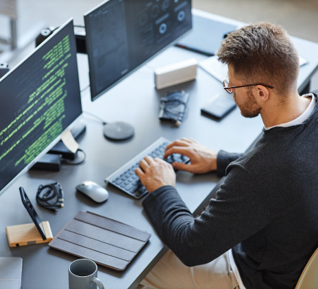 Homem utilizando computador 